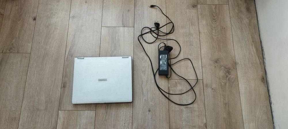 Ноутбук TOSHIBA з зарядкою
