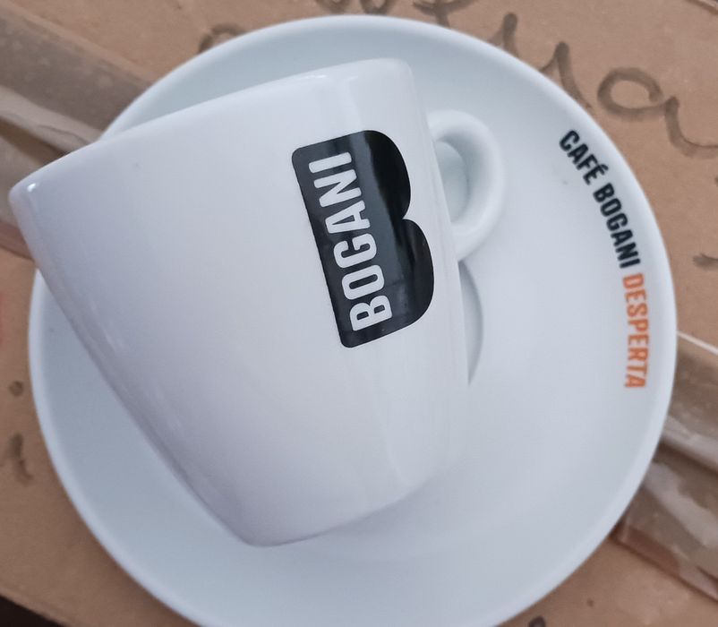 Chávena de meia de leite e pires