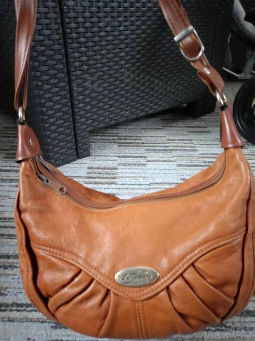 Torebka na ramię regulowany pasek brązowa ekoskórka suwaki