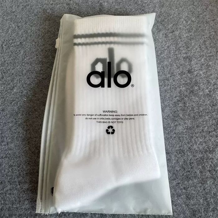 Спортивные носки Alo Yoga белые унисекс из хлопка