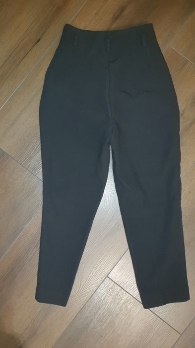 Класичні жіночі брюки ZARA.