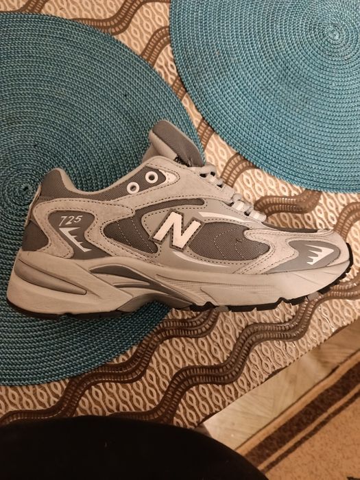 Кроссовки женские