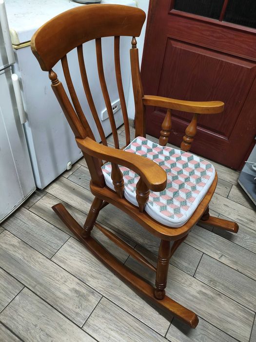 Fotel bujany drewniany