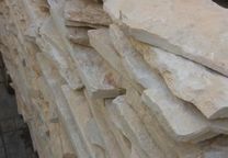 pedra rústica de cor beje