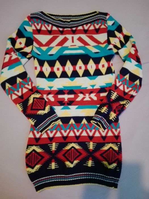 Kolorowy sweter w indiański wzór