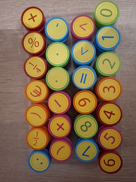 Pieczątki cyferki znaki matematyczne 2 komplety