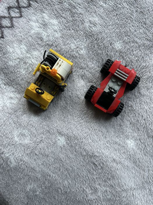 4 samochodziki lego
