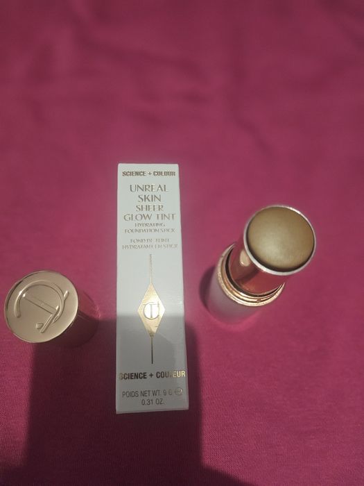 Podkład w sztyfcie Unreal Charlotte Tilbury