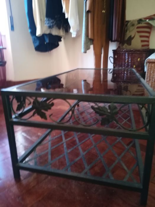 Mesa  em ferro verde com tampo de vidro