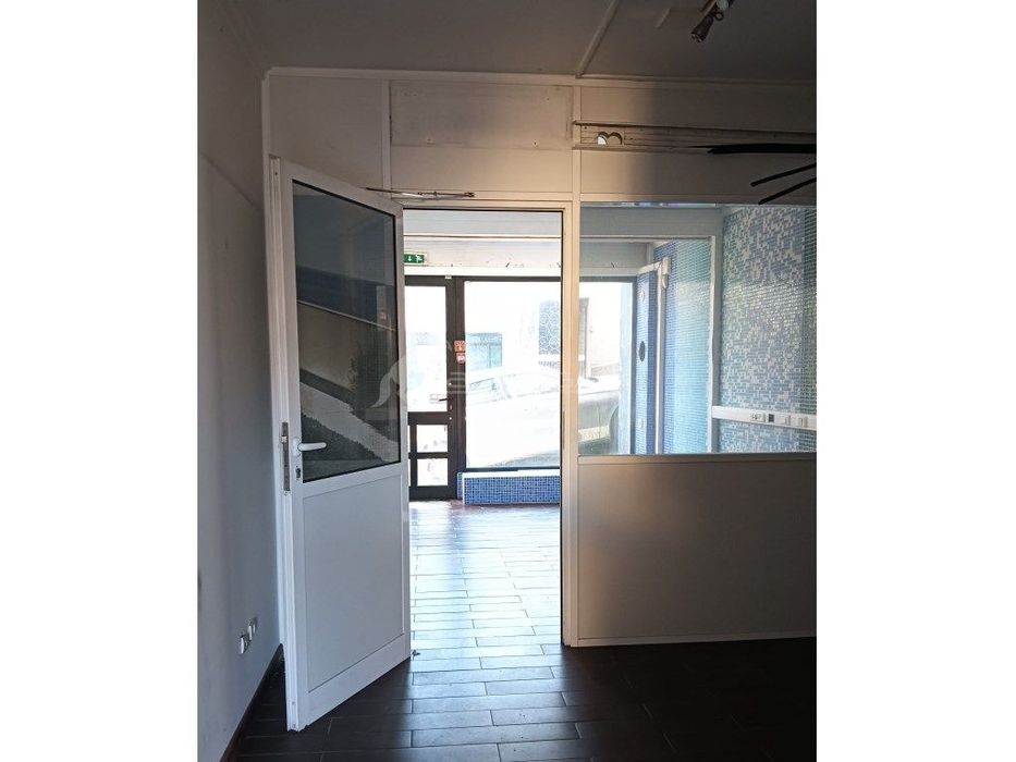 Espaço comercial + armazém