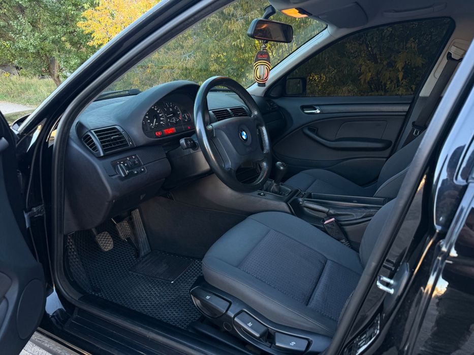 BMW E46 318i.