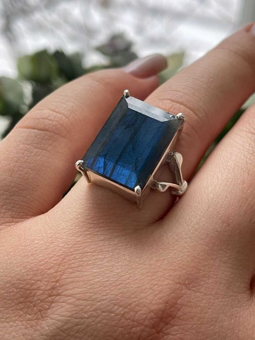 Серебряное кольцо с синим лабрадором. Размер 17.75