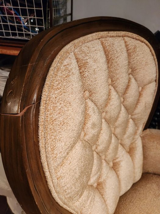 Poltrona em tecido e madeira