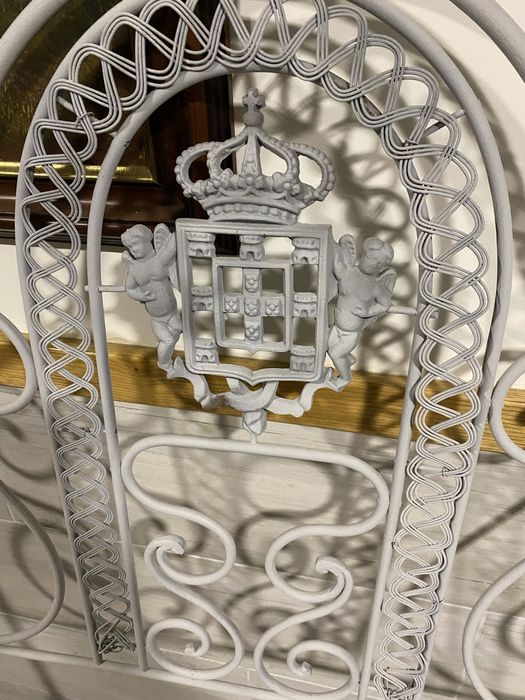 Vendo cama antiga croa de Rei