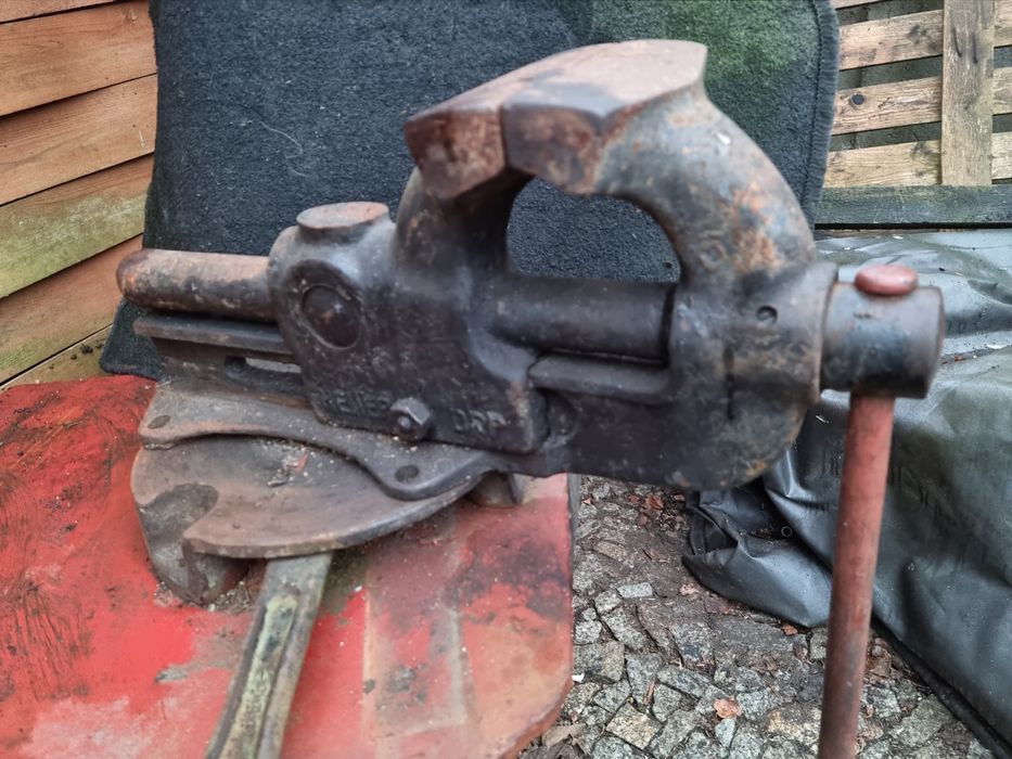 Sprzedam duże  , obrotowe imadlo.