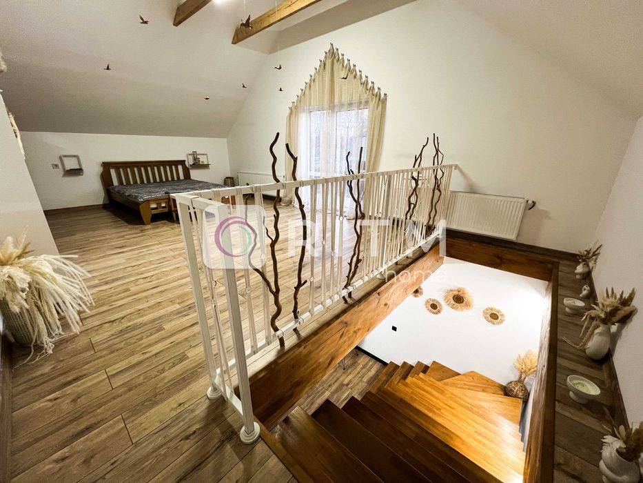 Здається двоповерховий будинок з сучасним дизайнерським ремонтом.