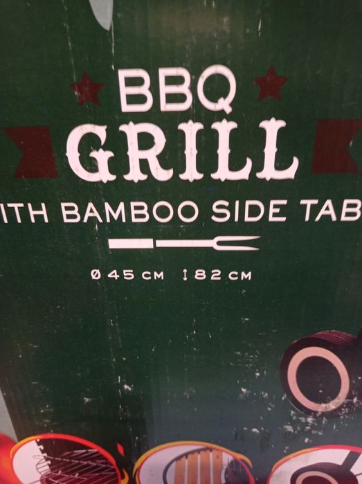 Grill BBQ z drewnianą półką