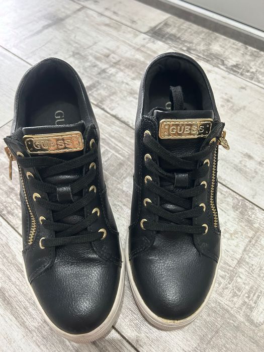 Sneakersy Guess z detalami złota