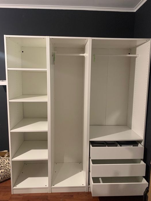 Cama pele sintetica preta com estrado ripas  + Armario Closet Branco