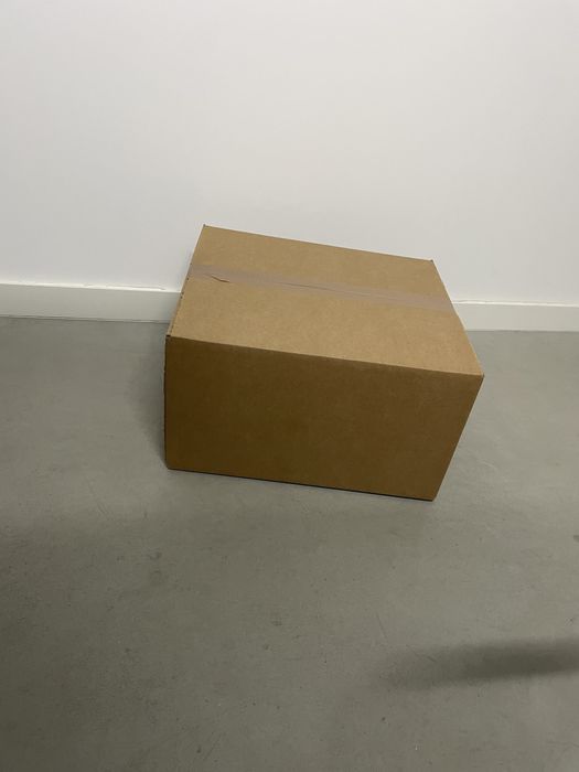 Caixa de cartao A: 23,5cm L: 42,8cm C: 36,8cm