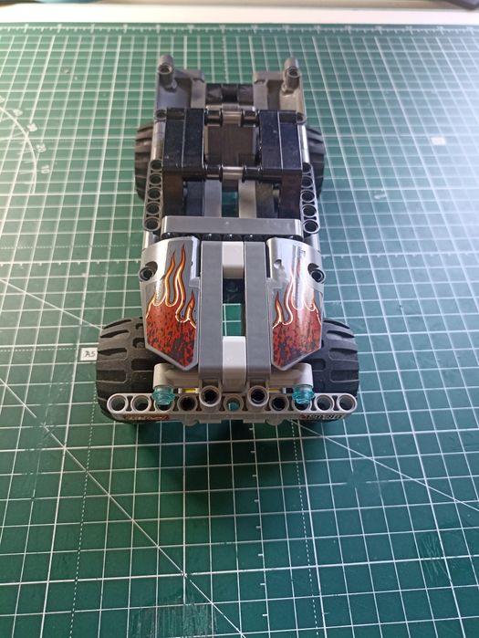 Набір LEGO 42090