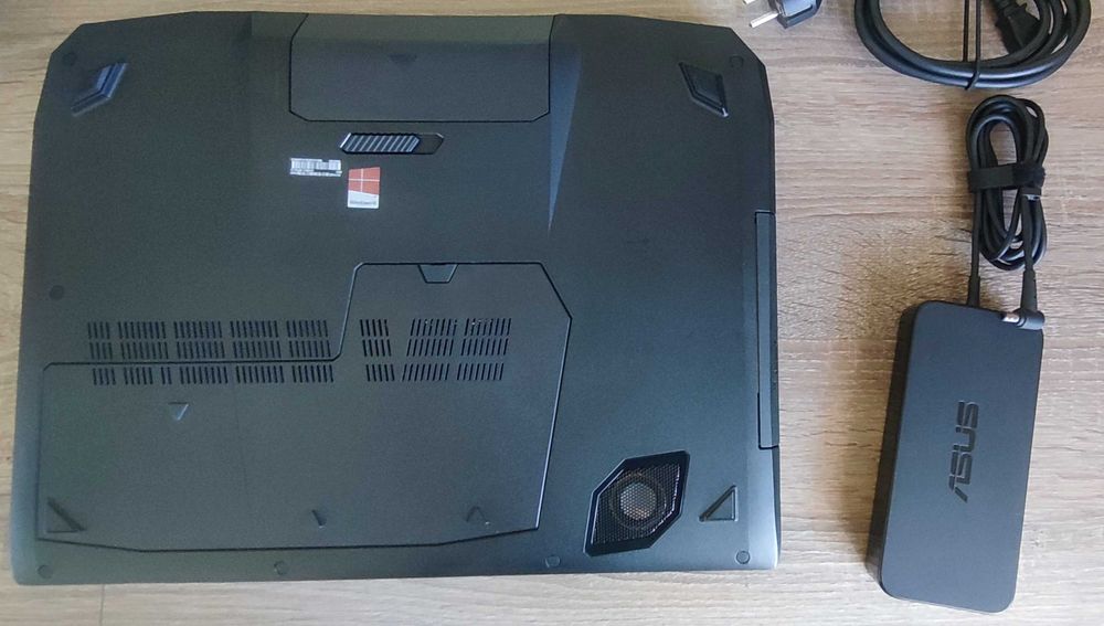Asus G750JM Win10 24gb RAM 1250 ssd procesor i7