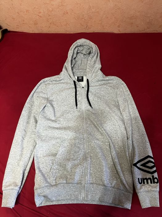 Кофта від Umbro з логотипом на рукаві