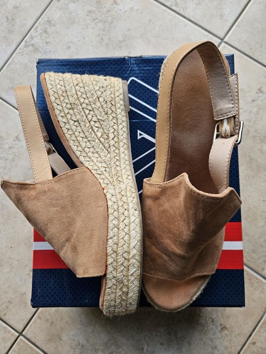 Sandálias com Cunha