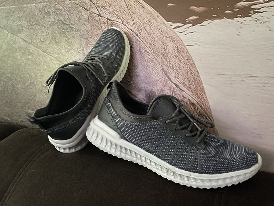 Продам кросівки сірі