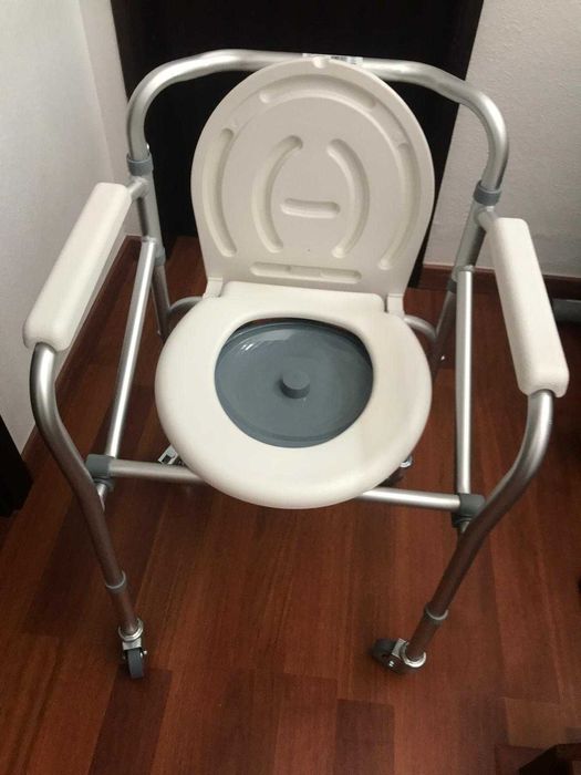 Cadeira de Duche/Sanitário Ortoger com Rodas