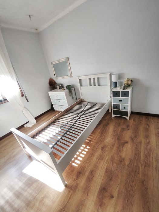 Cama com colchão e estrado