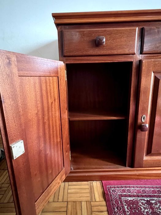 Móvel Aparador/Cómoda em madeira de carvalho com 3 portas e 3 gavetas