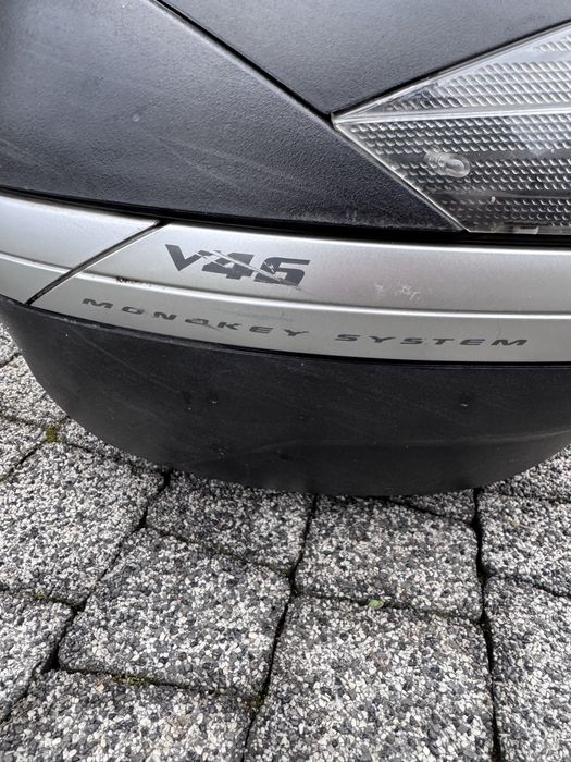 Kufer Givi z amatorskim adapterem do montażu