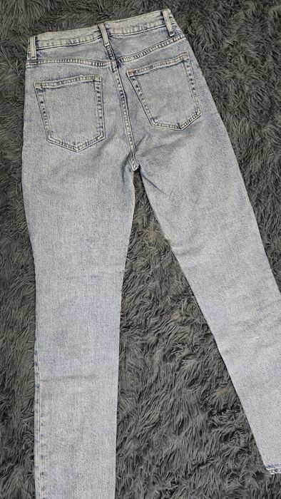 Блакитні світлі джинси