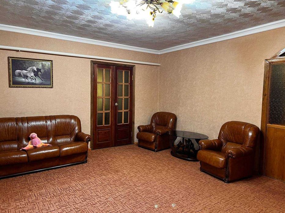 Продається просторий житловий будинок з земельною ділянкою 0,43 га