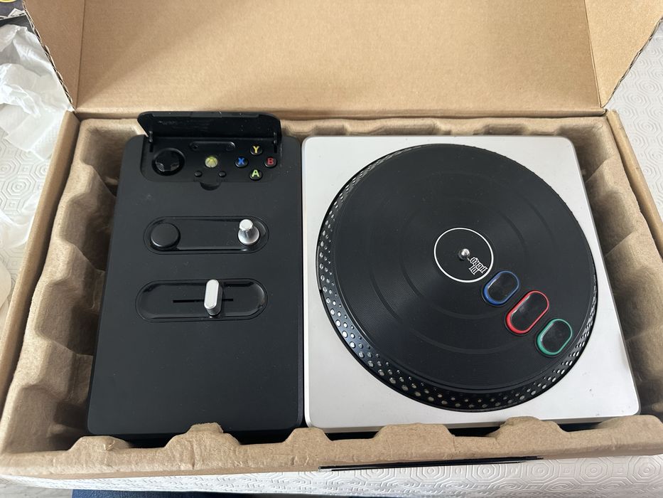Aproveita - DJ Hero + Mesa – Jogo e equipamento Xbox 360 + Oferta