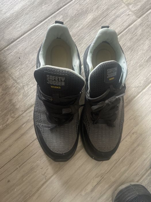 Bota de aço tamanho 42  ficou grande e tenis de bico de aço ficou pequeno trico poe bumero  40 ou se preferir vendo os outros tenis 10