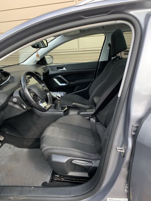 Peugeot 308 2015 року