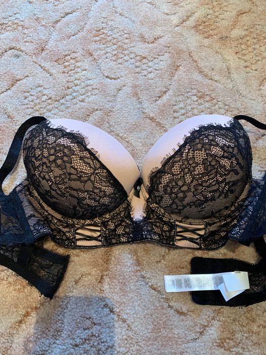 Бюстгальтер з чорним мереживом