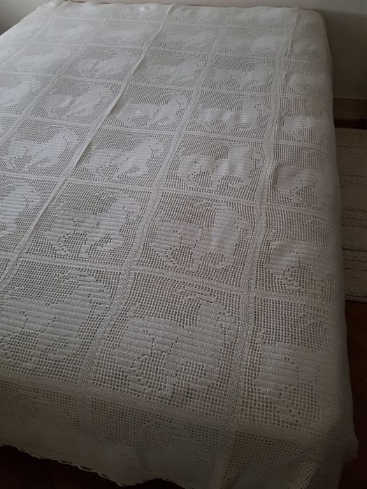 Colcha em renda de algodão, feita há mão, com pouco uso.