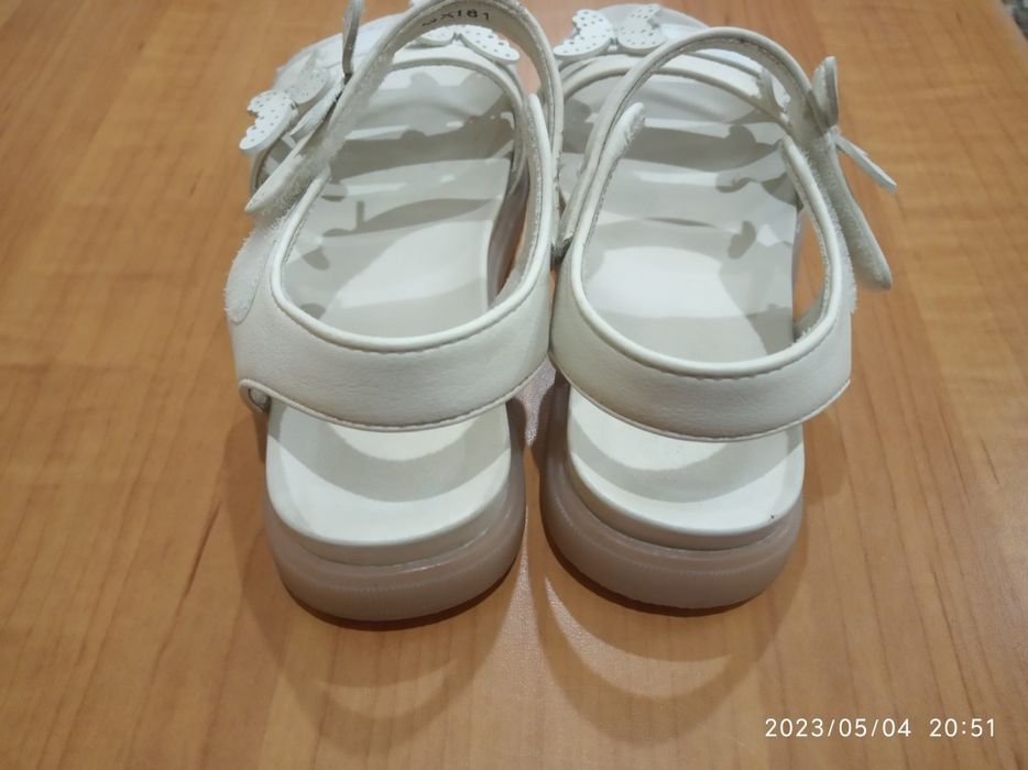 Босоніжки на дівчинку