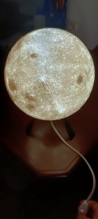 Candeeiro de mesa formato lua