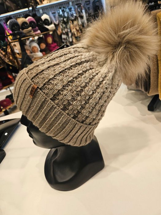 Beżowa cieniowana ciepła czapka na polarku. Polska marka, akryl