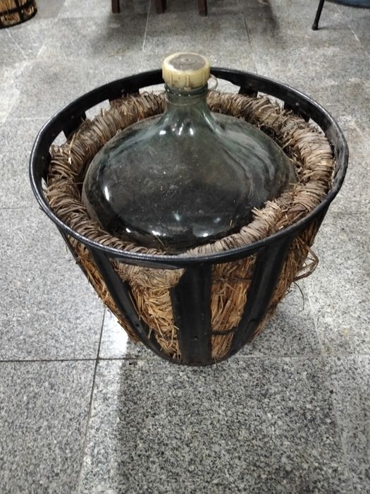 Garrafões de 60 litros empalhados 120_candeeiro de ferro antigo 80€