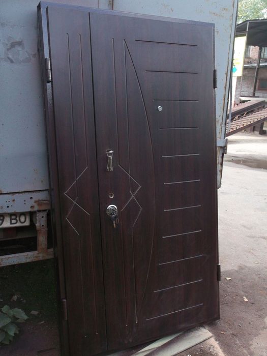 Нестандартные металлические двери с МДФ накладками