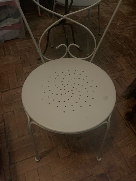 Mesa e cadeiras em ferro