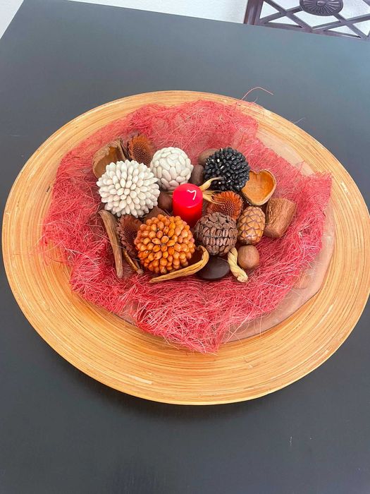 Centro de Mesa Decorativo em Madeira com Esferas e Velha Vermelha