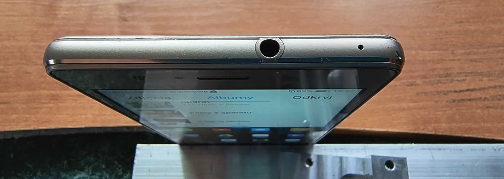 Telefon komórkowy Huawei P9 lite.