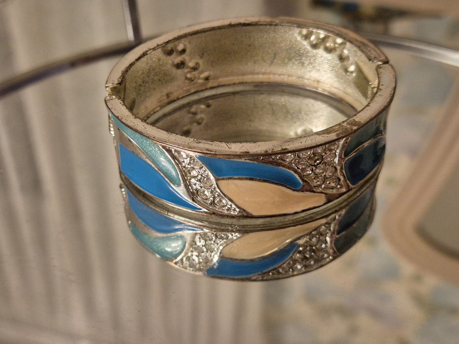 Браслет, колечка.