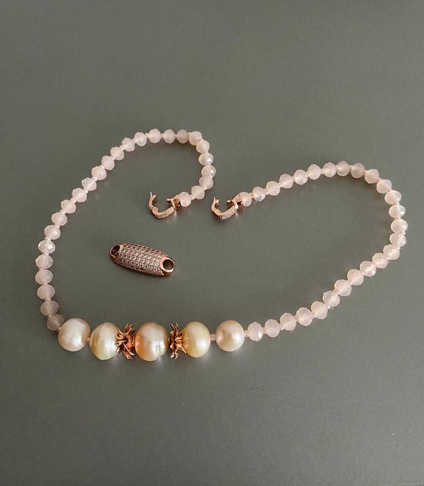 Рожевий чокер нареченої з натуральних перлів та кришталю, 42 см.